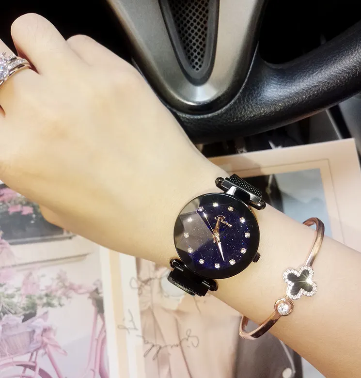 Star-Dial Round Quartz Watch